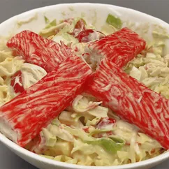 Салат с молодой капустой и крабовыми палочками