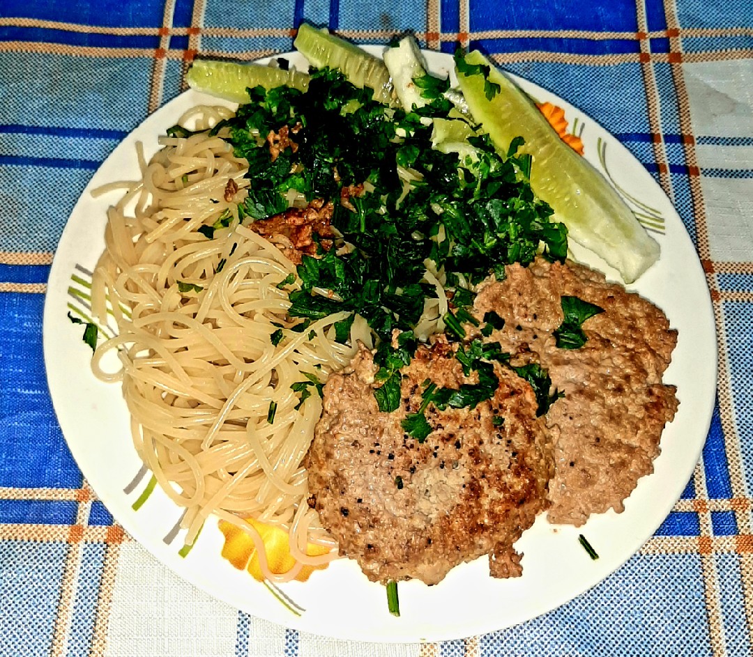 Биточки с макаронами