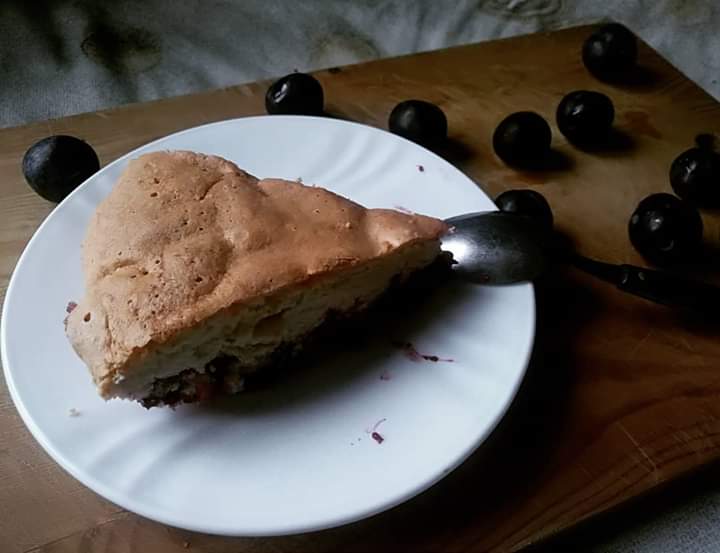 Сливовая шарлотка