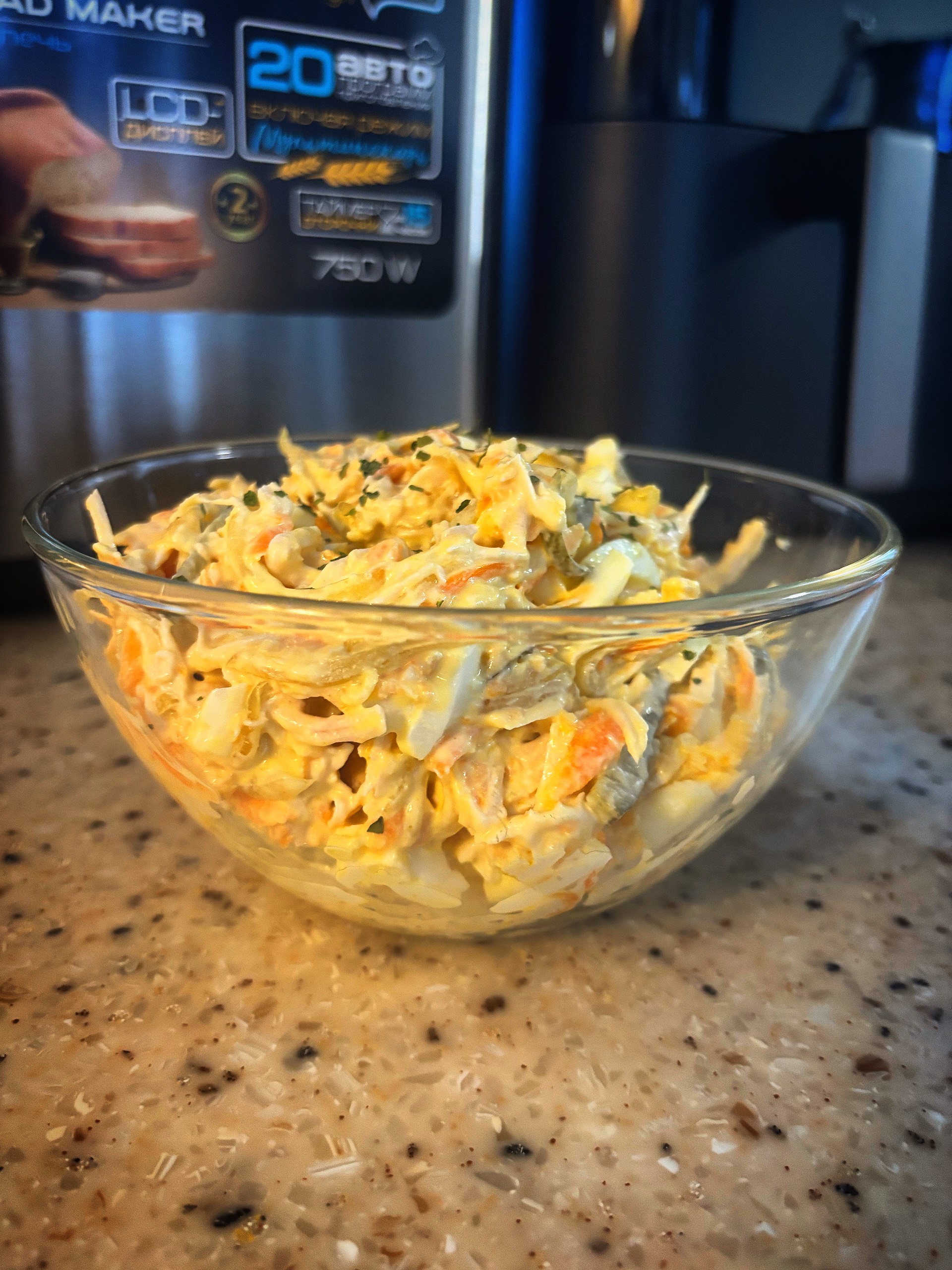 Салат с курицей и солёными огурцами