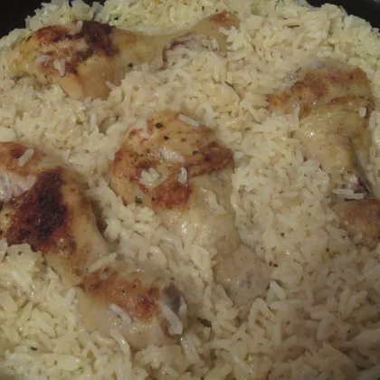 Куриные голени с рисом в сковороде