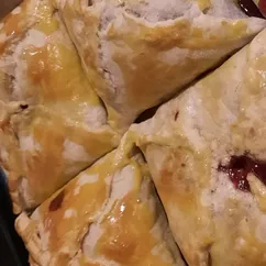 Слойки с замороженной вишней🍒🍒🍒🥟🥠☕