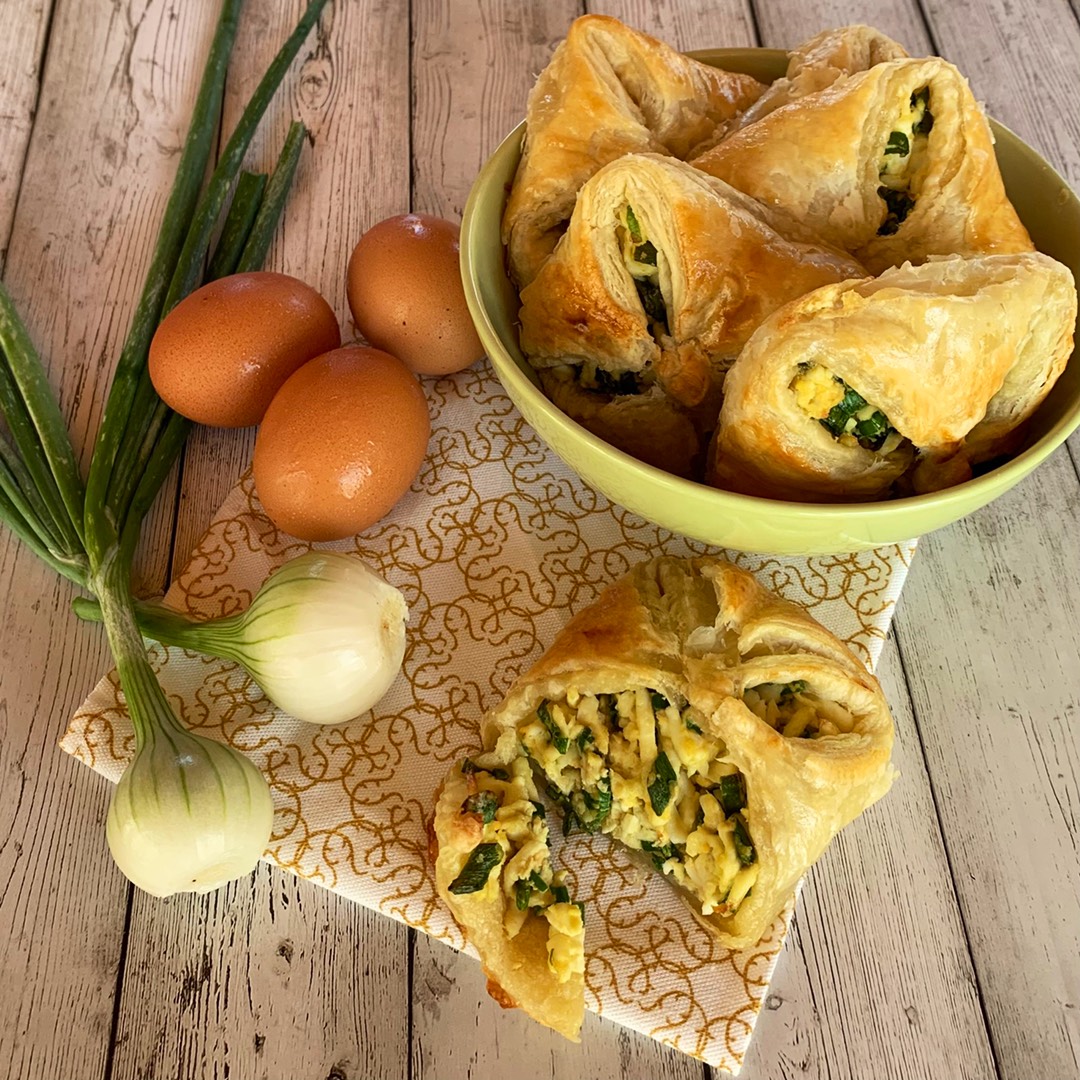 Слоеные пирожки с яйцом и зеленым луком (дуэль) - пошаговый рецепт с фото