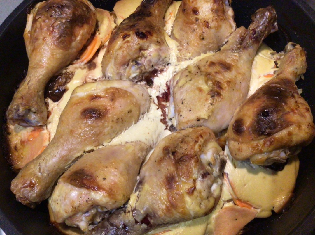 Запечённые куриные голени на лепёшке с бататом