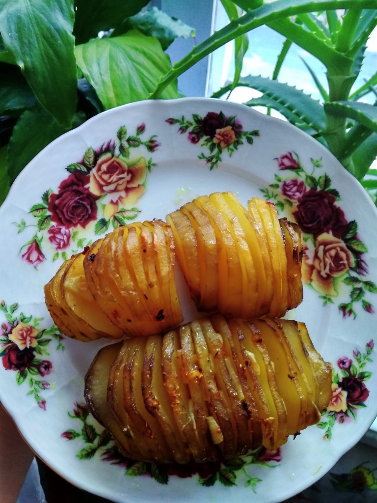 Запеченная картошка-гармошка с салом и помидором