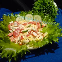 Салат овощной с крабовыми палочками 