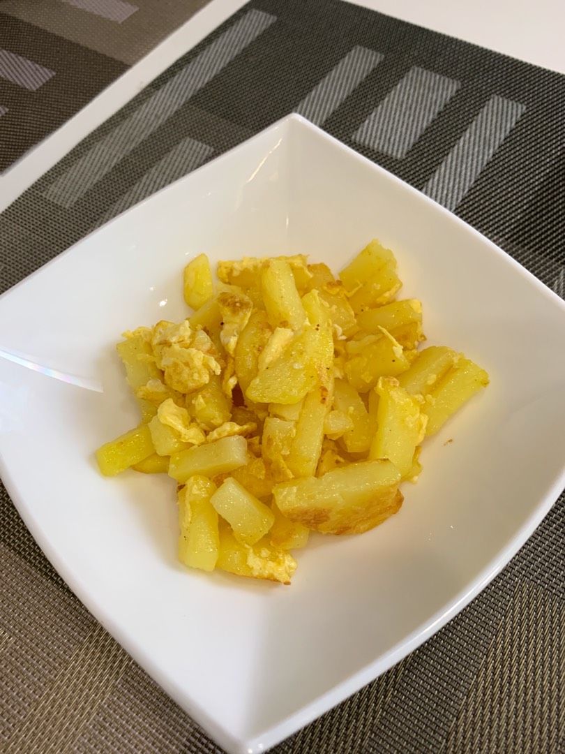 Картошка жареная с яйцом