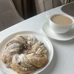 Дэниш с карамелью и фисташками