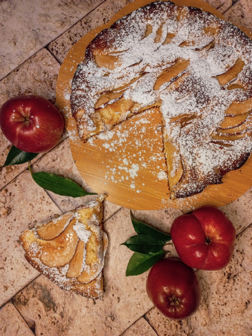 Шарлотка с яблоками и корицей.🥮