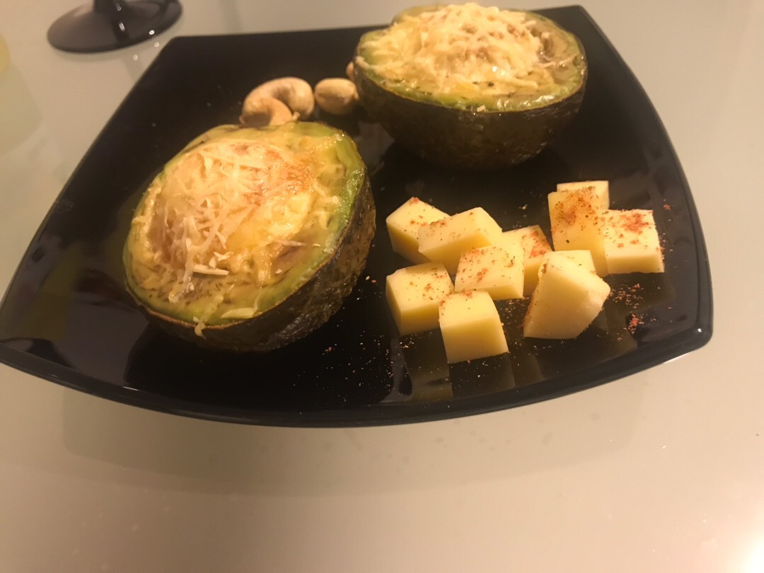 Запеченное авокадо с яйцом и сыром
