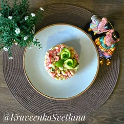 Салат овощной с колбасой