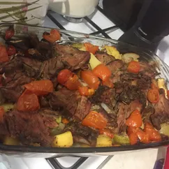 Мясо с овощами в духовке