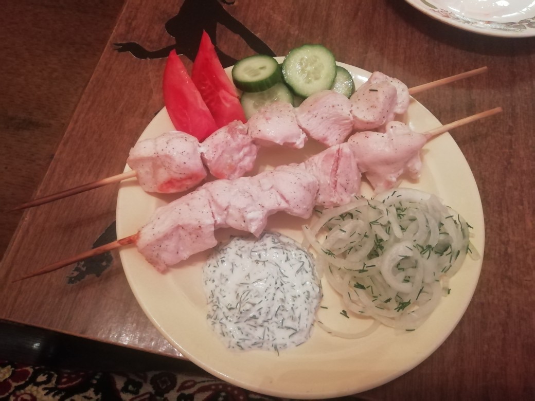 Шашлычки из куриного филе с белым соусом и маринованным луком