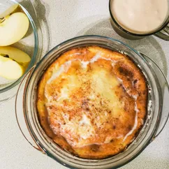 Творожная запеканка с яблоками и корицей