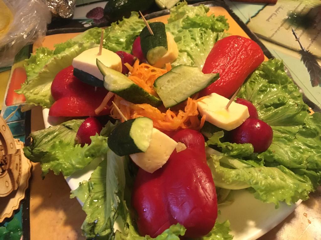 Зеленый салат с сыром и корейской морковкой