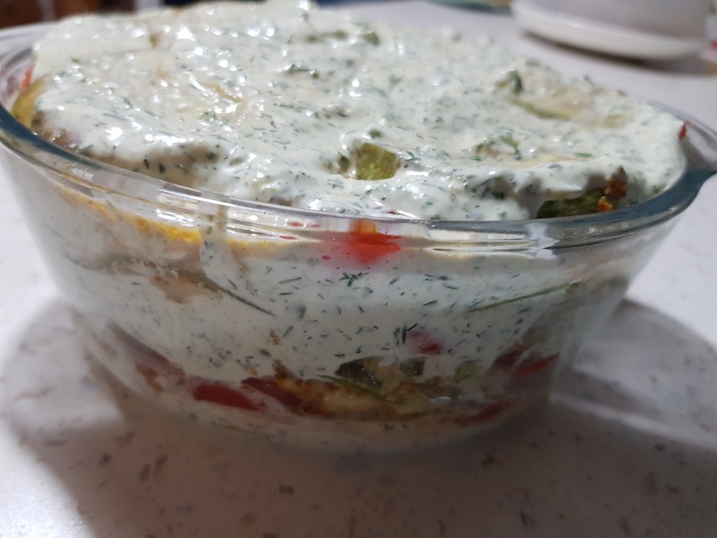 Слоеные кабачки с помидорами и соусом из зелени и чеснока