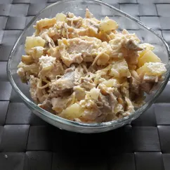 Салат с курицей грибами и ананасом