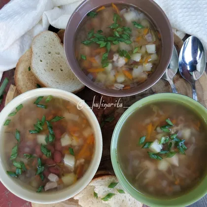 Куриный суп с фасолью и солёными огурцами