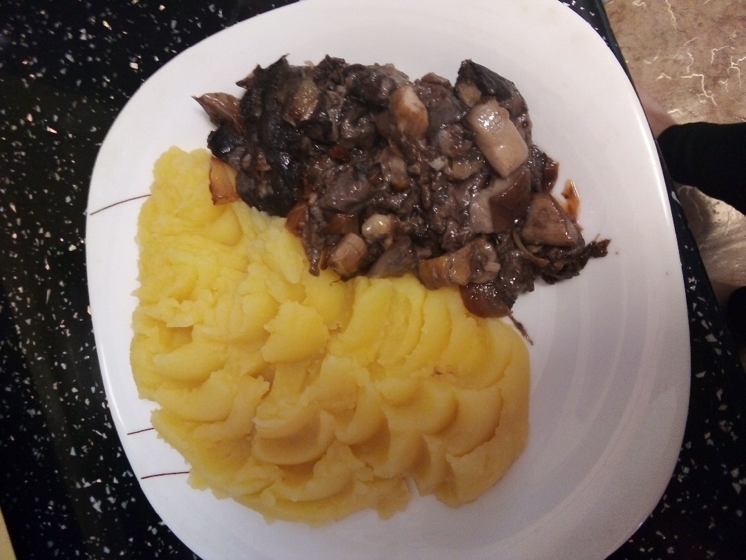 Лесные грибы с луком и картофельным пюре