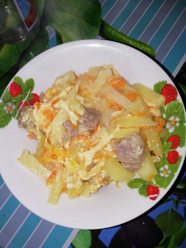 Курица с картошкой и луком, запеченная в духовке