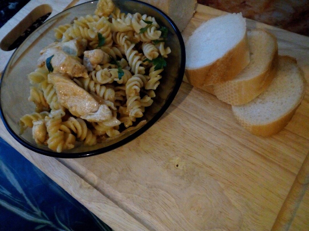Куриная грудка с макаронами