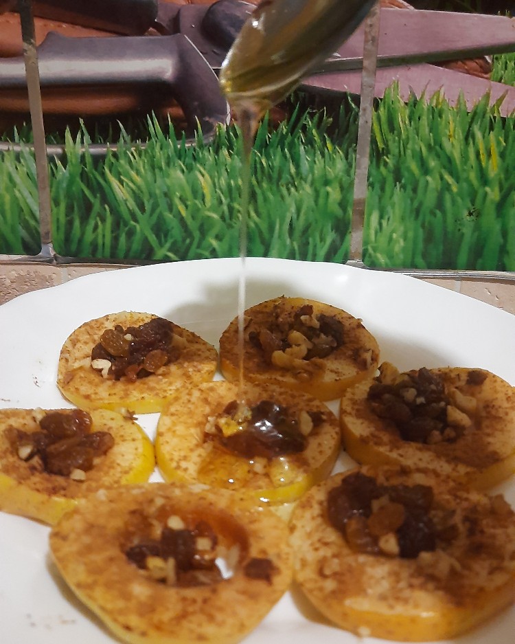 Яблоки запеченные с корицей и орехами