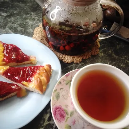 Чай с малиной и листьями смородины