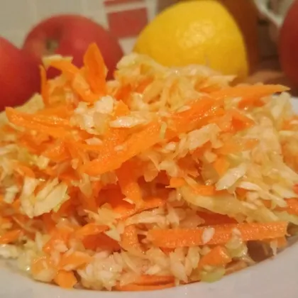 Салат с капустой, морковью и яблоком