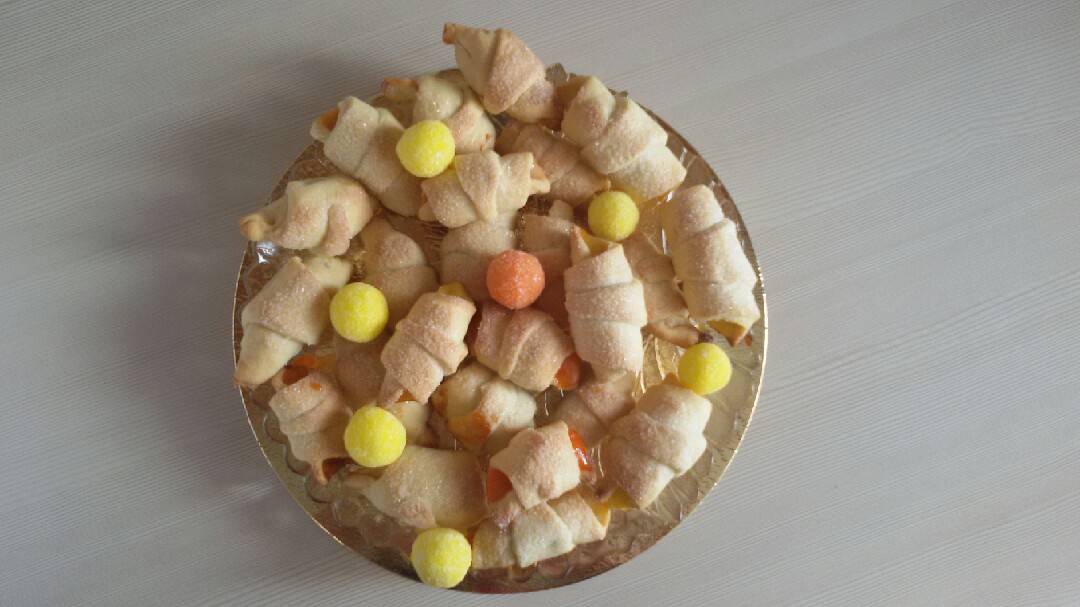 Сладкие рогалики с конфетами