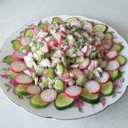 Салат из редиса, огурцов, зелени