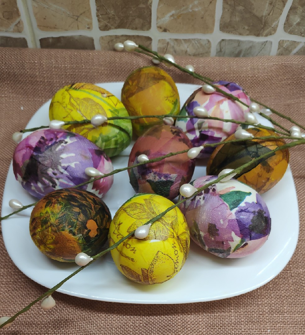 Оформление предметов для праздников в стиле декупаж, яиц на Пасху, новогодних шаров