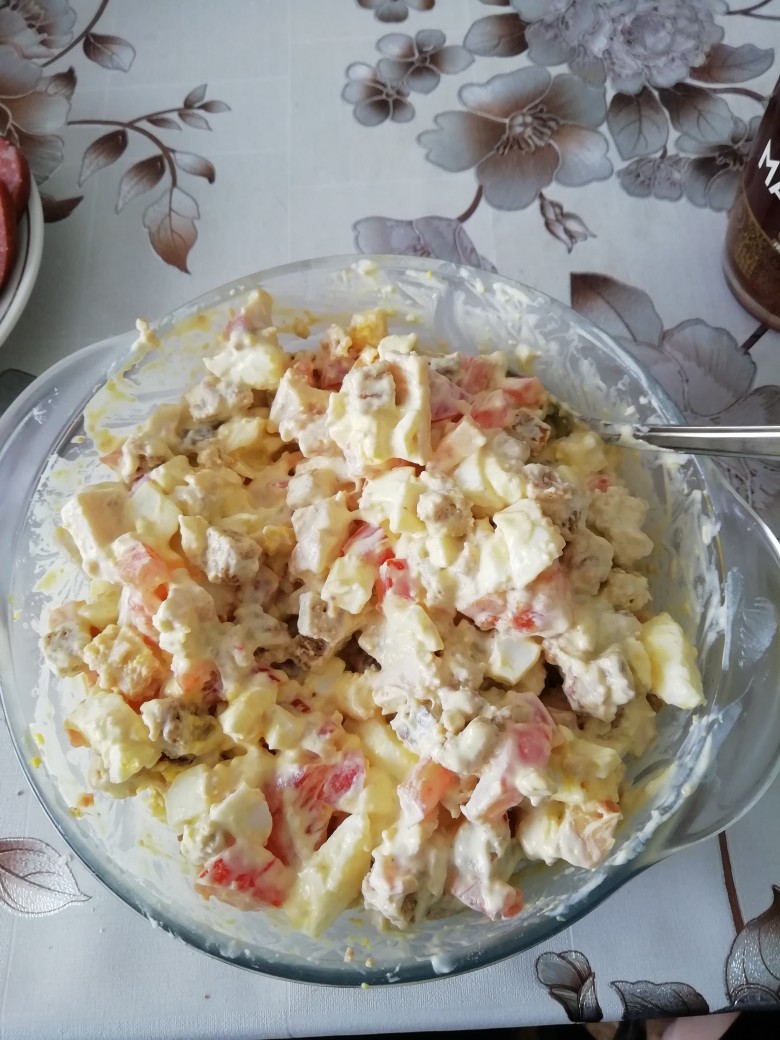 Салат с помидорами, курицей и сухариками