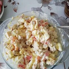 Салат с курицей и сухариками