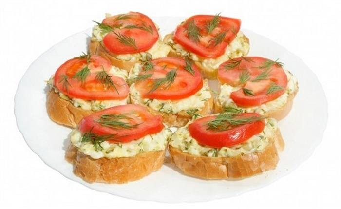 Горячий бутерброд с сыром, зеленью и чесноком, рецепт с фото — бородино-молодежка.рф
