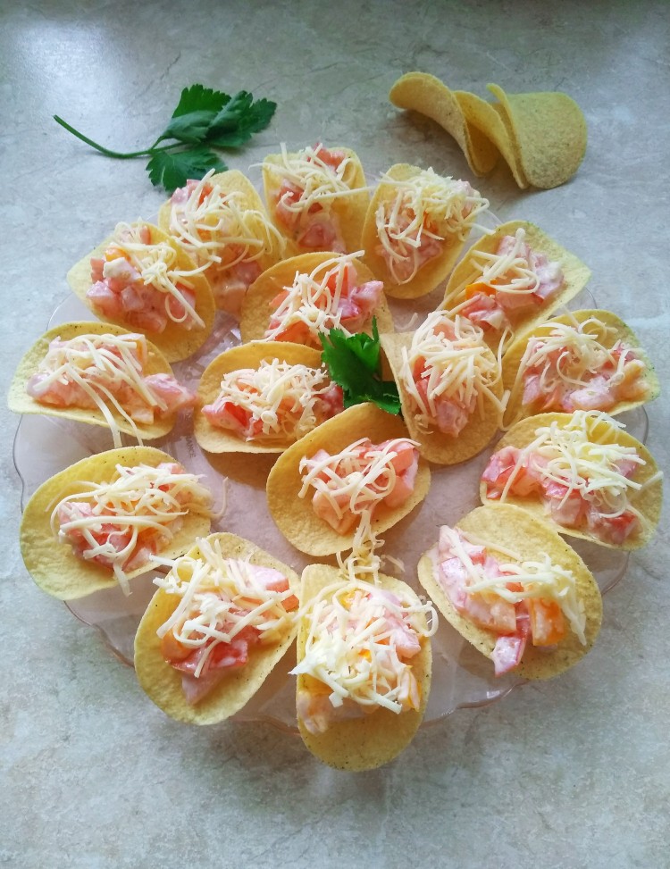 Закуска на чипсах с помидорами — рецепт с фото
