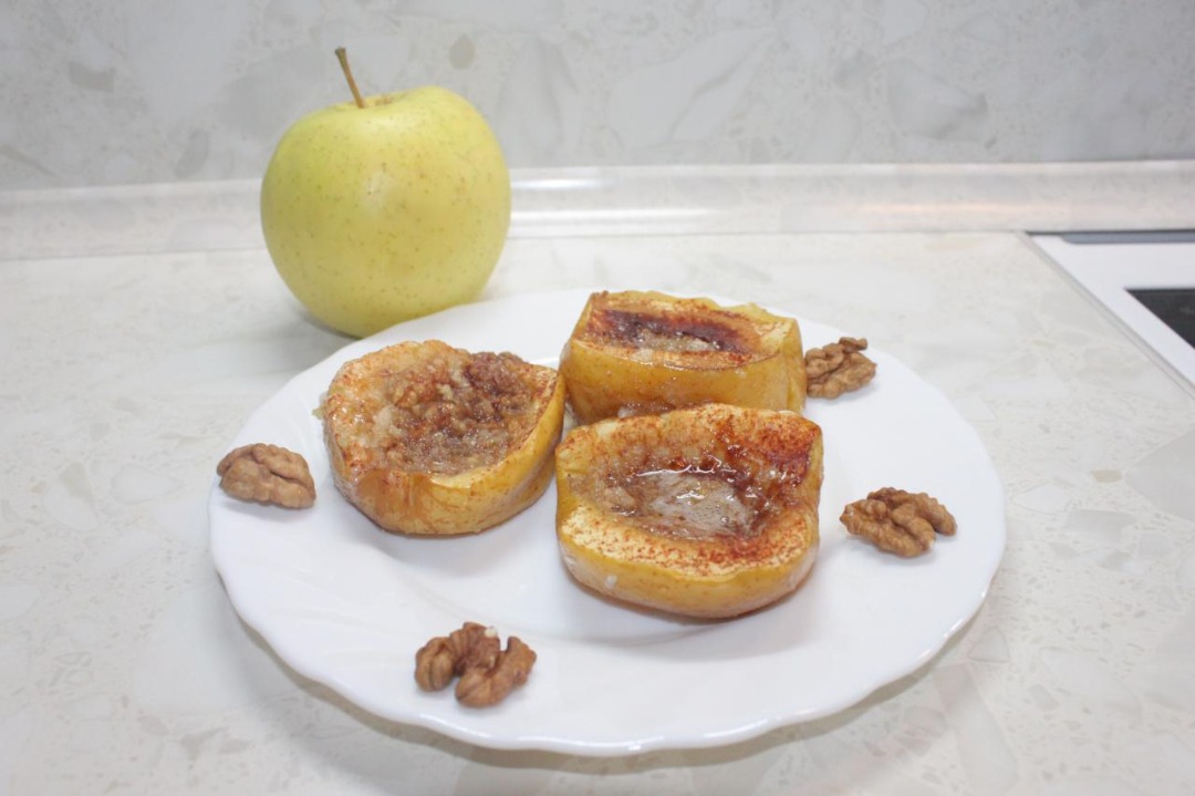 Яблоки с ореховой начинкой в духовке