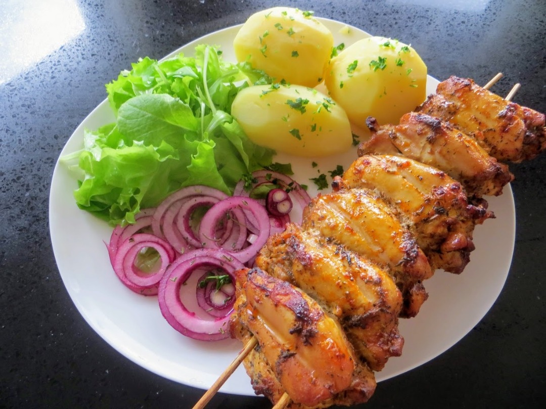 Заливаем бедра ряженкой и нанизываем на шпажки / Вкуснее курицы я не ела