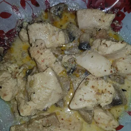 Курица с грибами в сливочном соусе