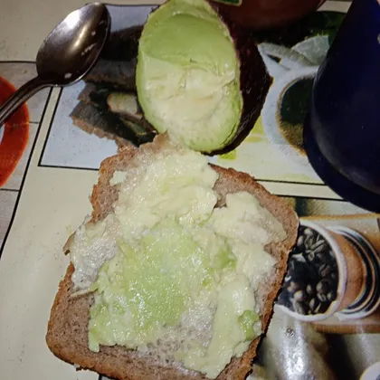 Бутерброд с авокадо и солью