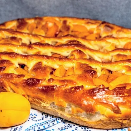 Дрожжевой пирог с абрикосовой начинкой