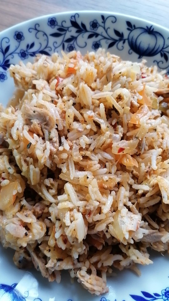 Жареный рис с яйцом и консервированным тунцом на сковороде: рецепт - Лайфхакер