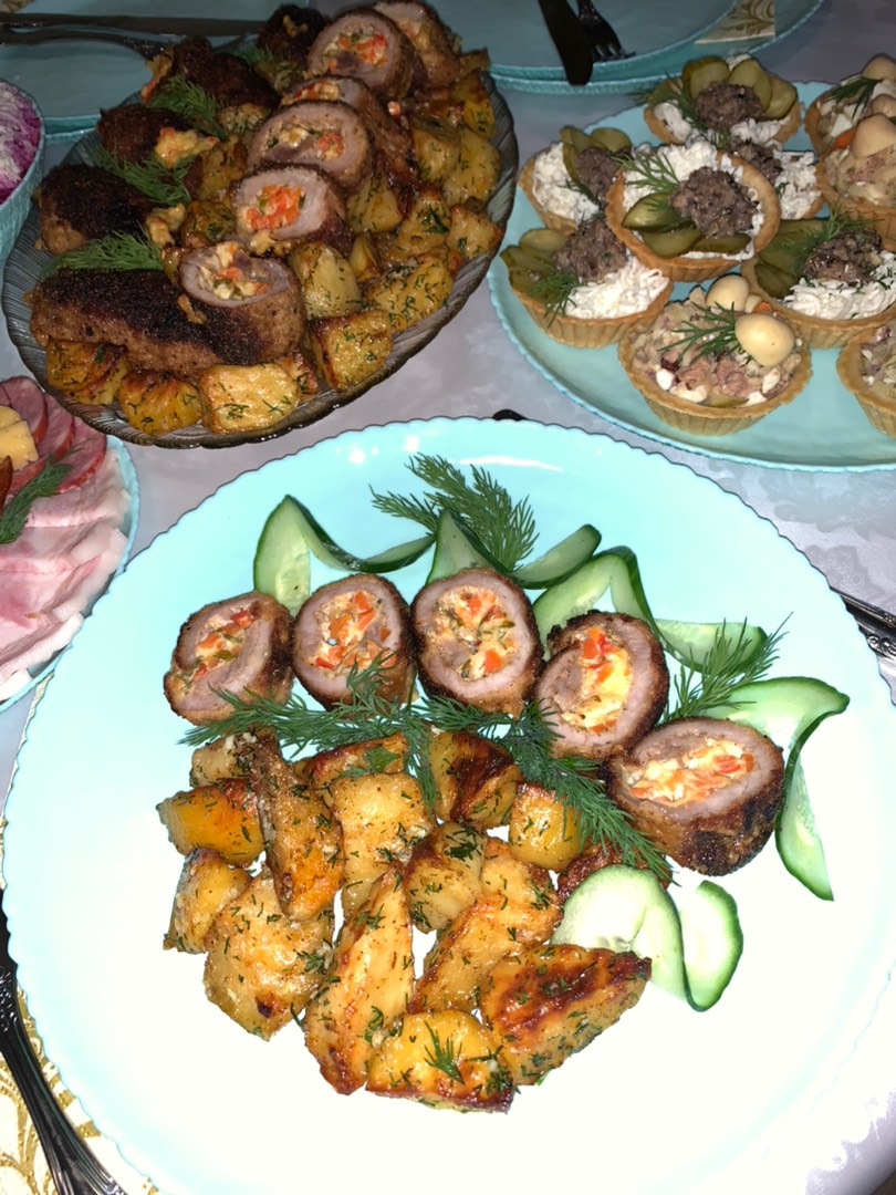 Мясные рулеты с сыром и овощами