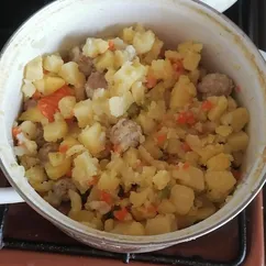 Картофель с фрикадельками и овощами