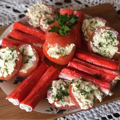 Новогодние блюда — салат с крабовыми палочками, помидорами, сыром и перцем