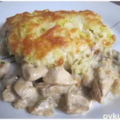 Курица с грибами, запечённая под картофельной шубой