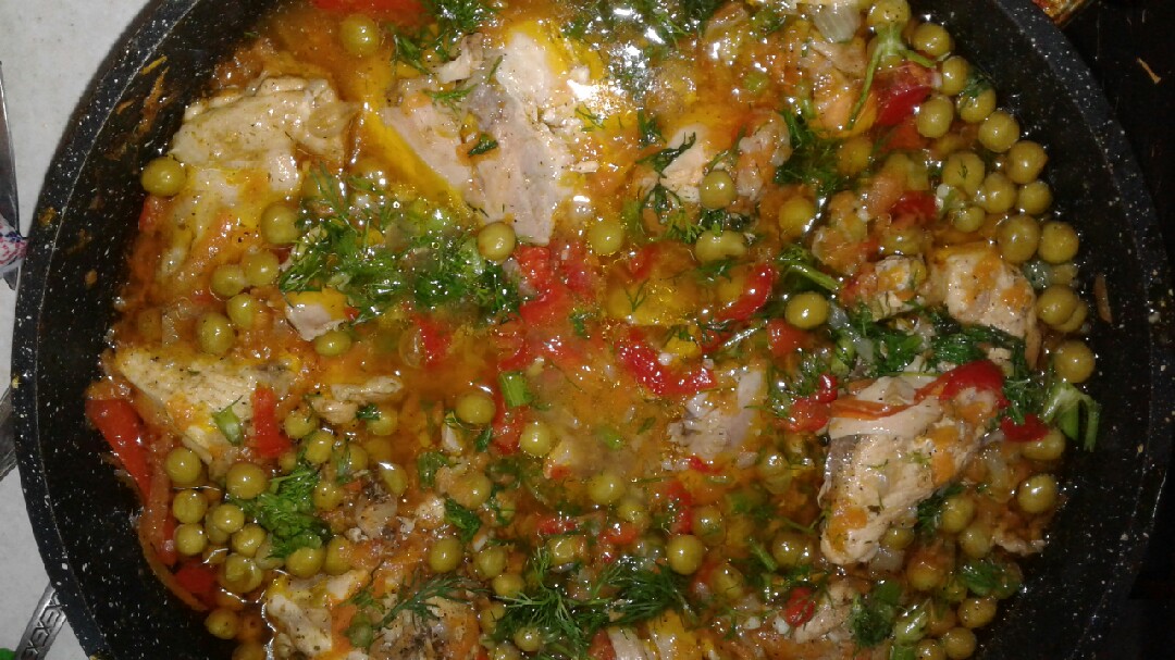 Курица с зелёным горошком по-венгерски