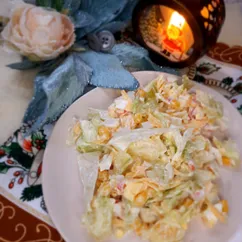 Салат с крабовыми палочками и салатом айсберг