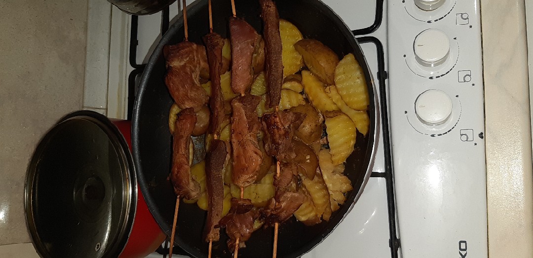 Индейка на шпажках и картошка в духовке