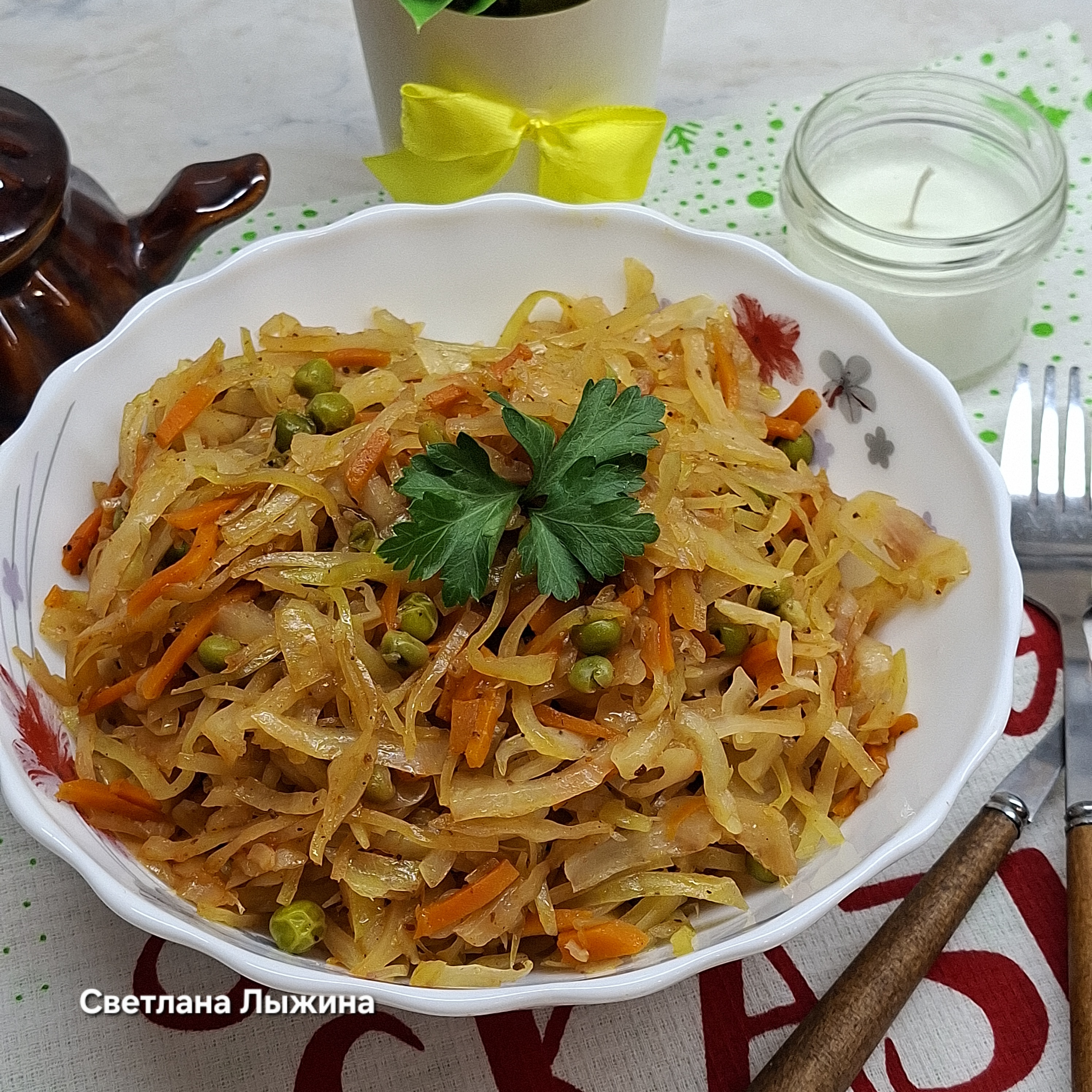 Тушеная капуста с зеленым горошком в мультиварке