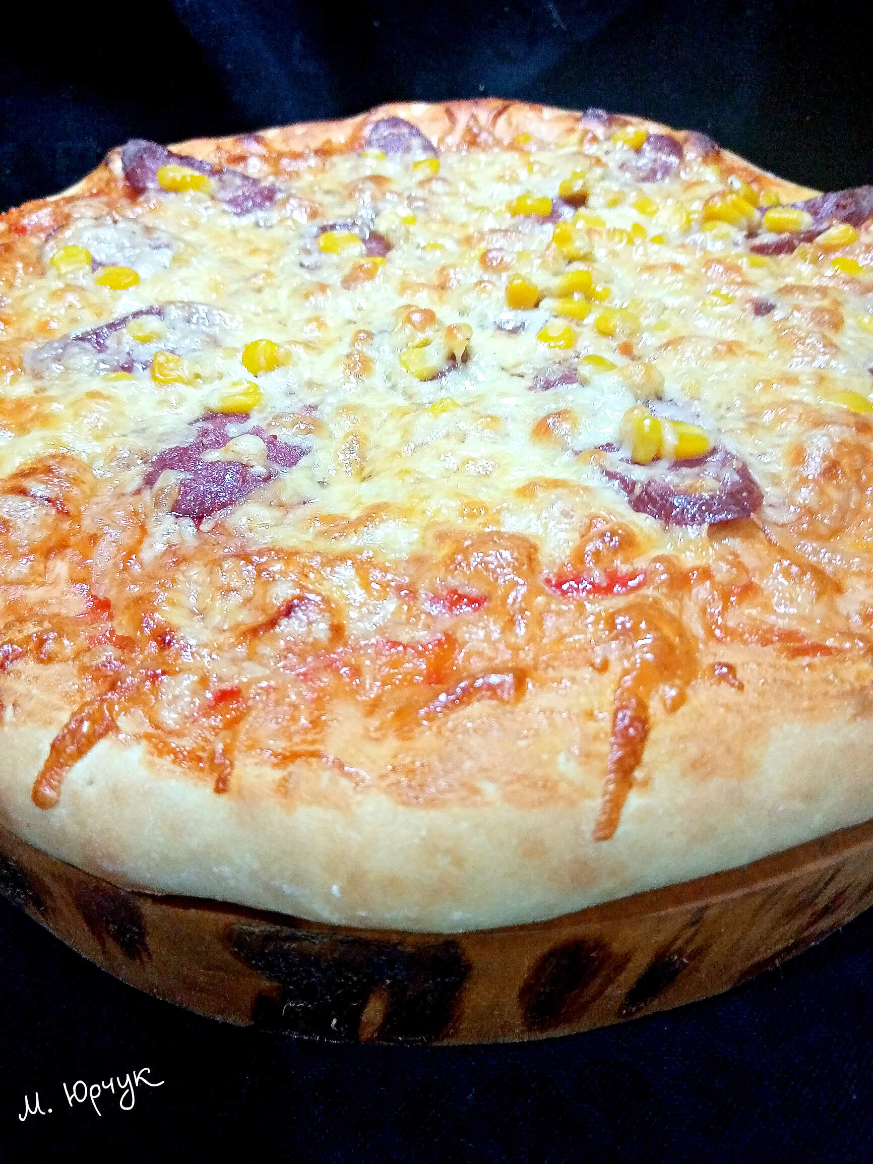Домашняя пицца в духовке с колбасой и сыром